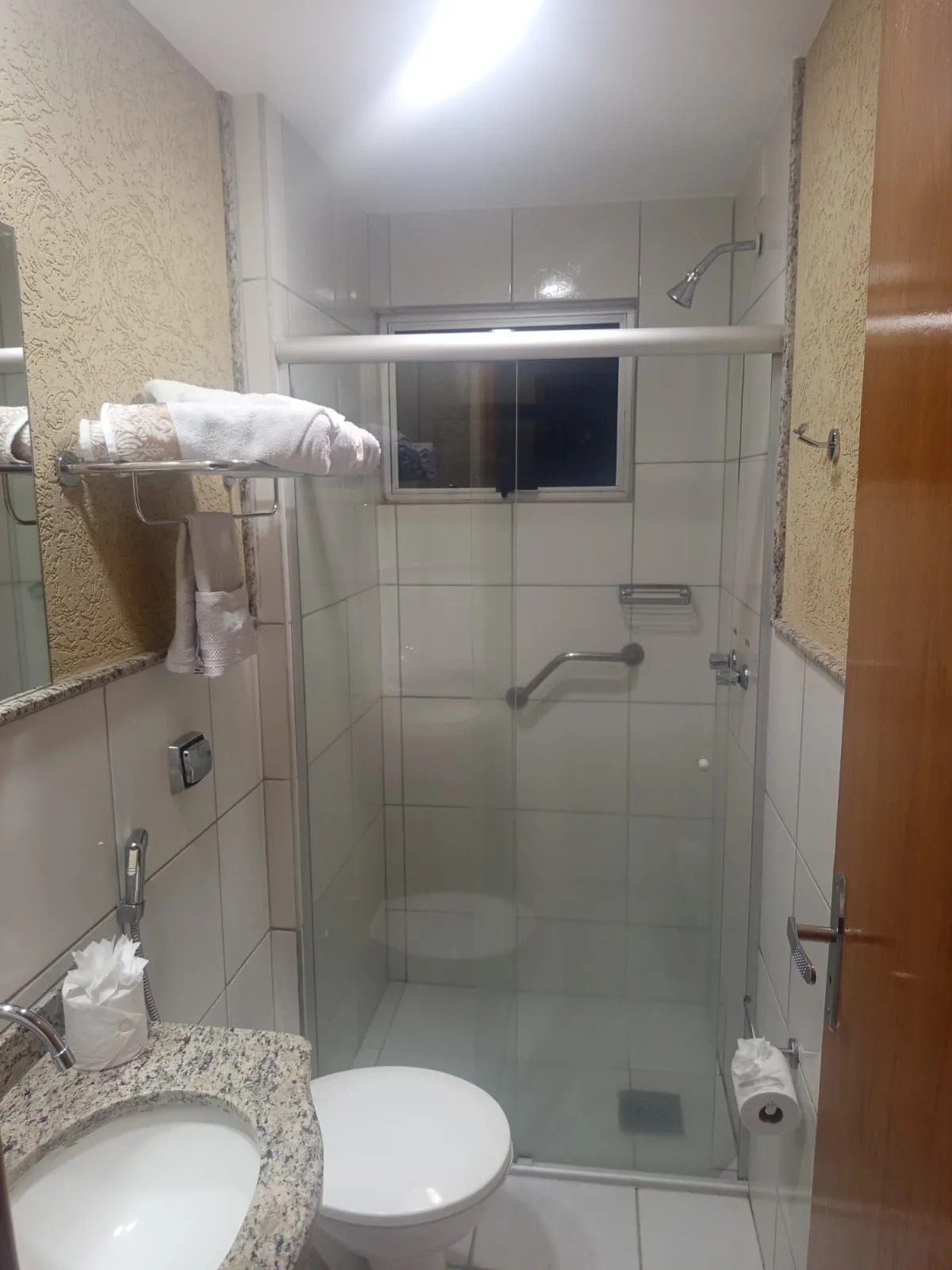 Banheiro com box de vidro