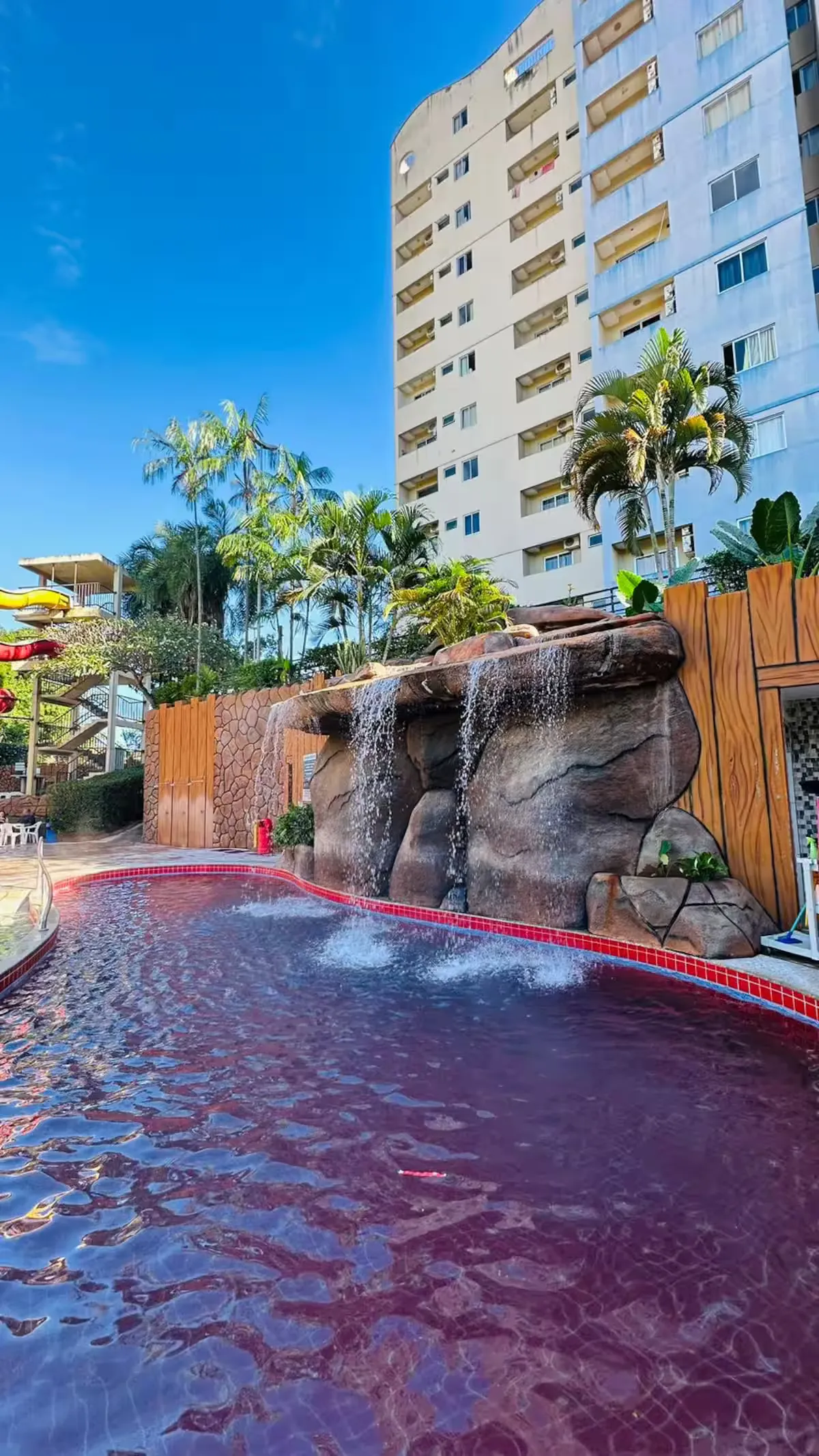 Piscina com cascata na área de lazer do clube
