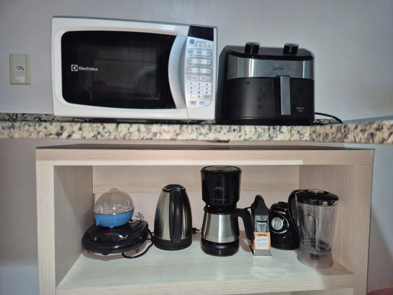 Micro-ondas, fritadeira elétrica, cafeteira e chaleira na cozinha
