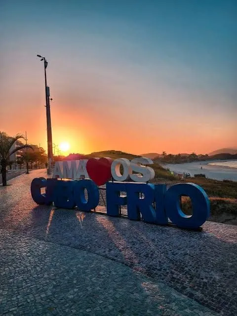 Letreiro "Amamos Cabo Frio" ao pôr do sol