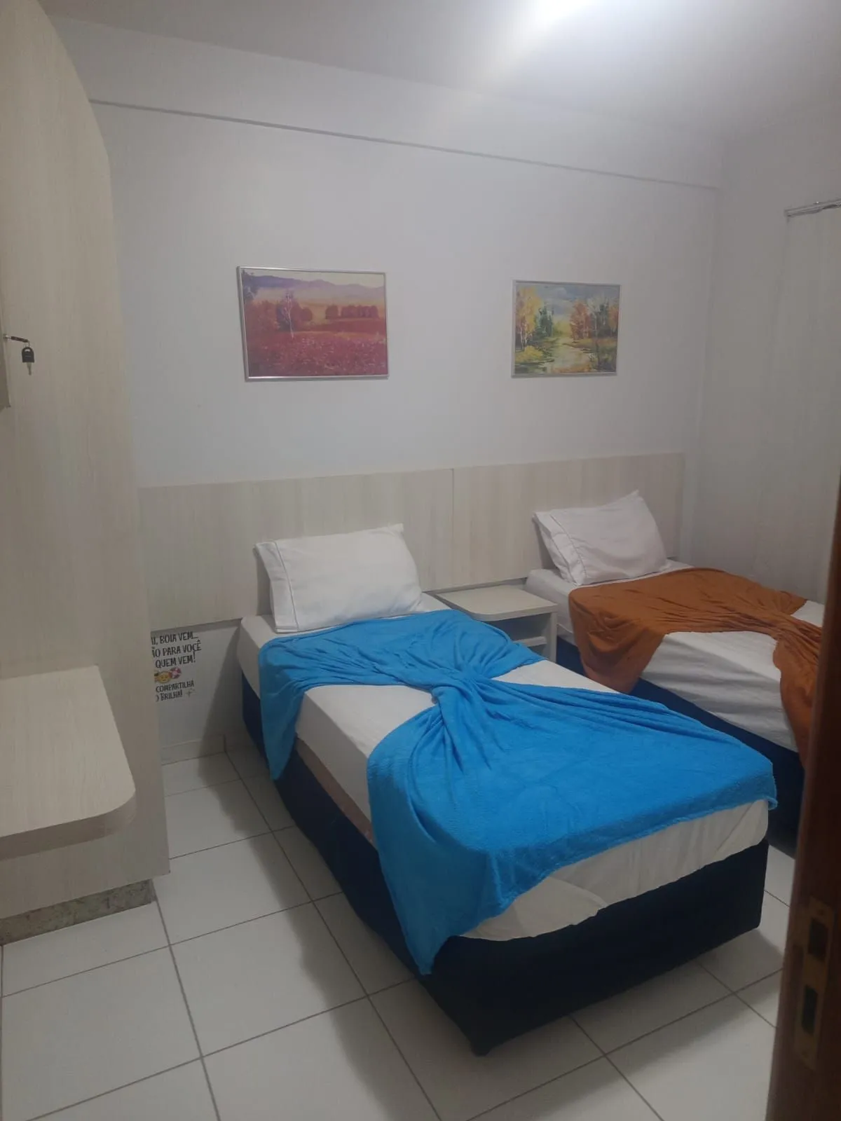 Quarto com duas camas de solteiro