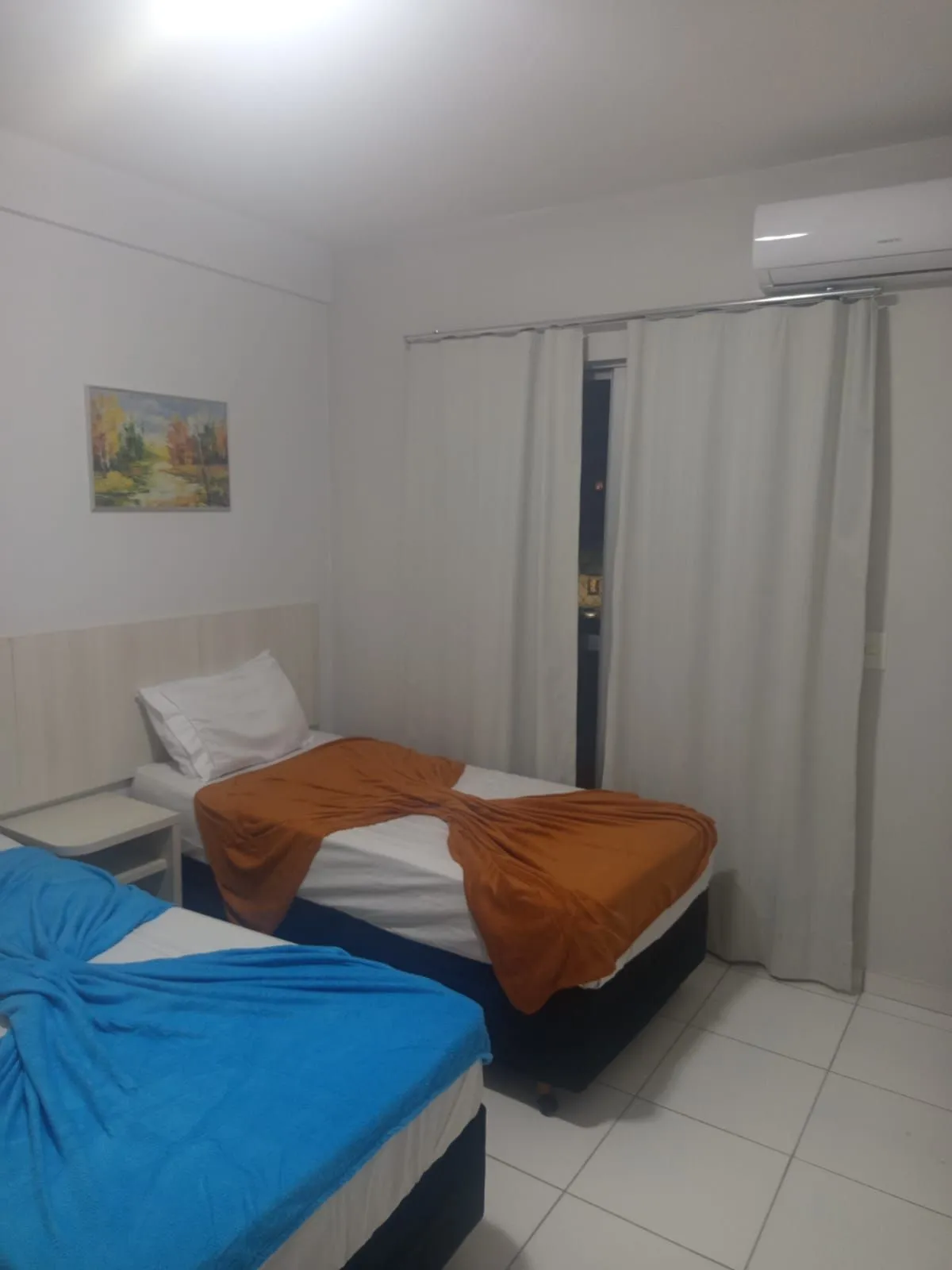 Quarto com camas de solteiro