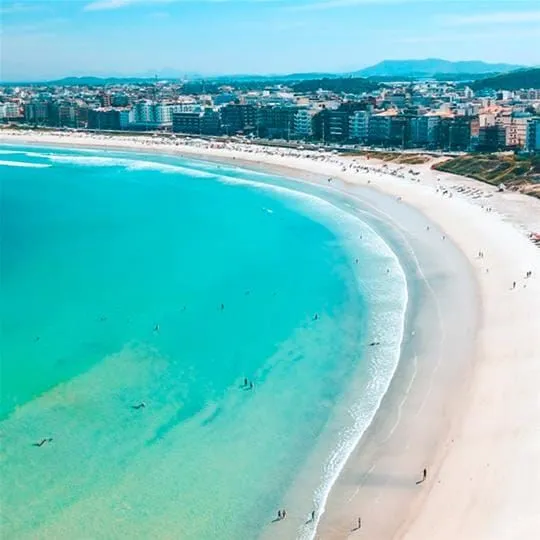 Vista aérea de praia de águas claras em Cabo Frio